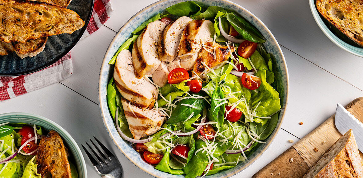 Salade au poulet grillé méditerranéen et au pain | Poulet.ca