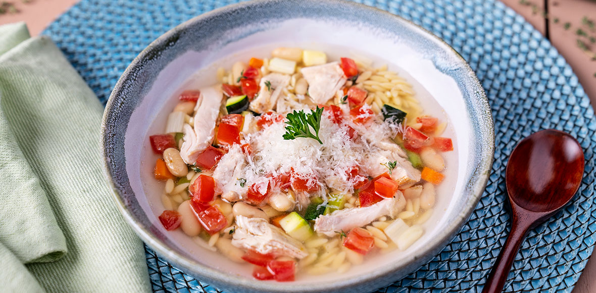 Soupe minestrone estivale au poulet effiloché et à l’orzo, infusée au ...